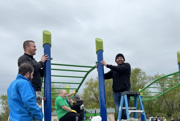 Esler-Companies-Volunteers-Build-Playground